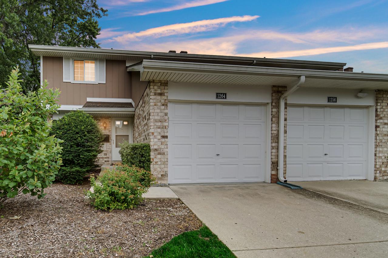 1264 Reading Ct., Wheaton, IL 60189