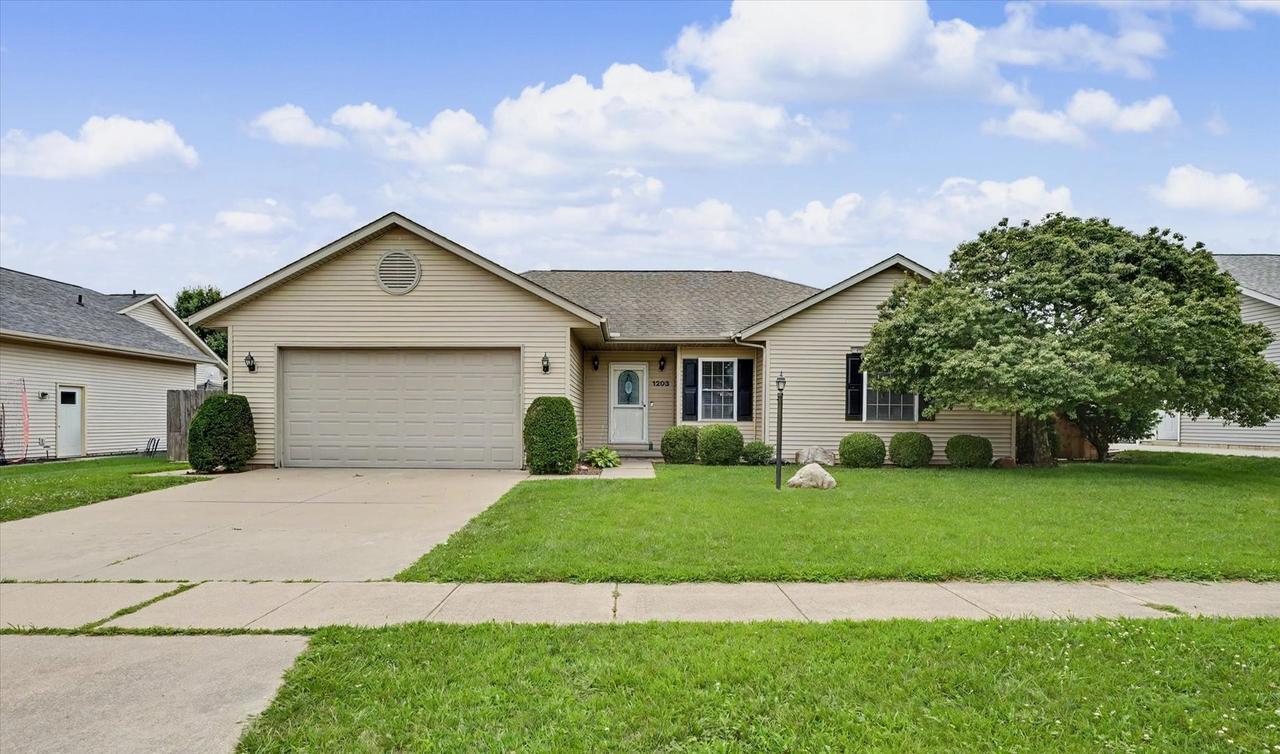 1203 Edgeview Dr., Mahomet, IL 61853
