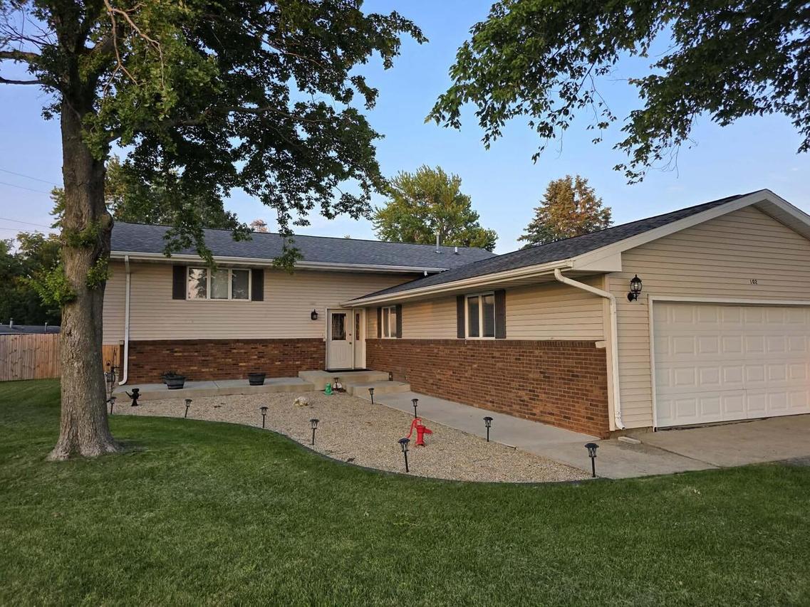102 E West St., Anchor, IL 61720