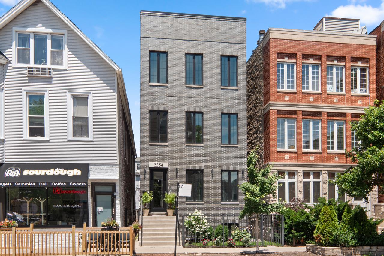 2254 W Roscoe St. #1, Chicago, IL 60618