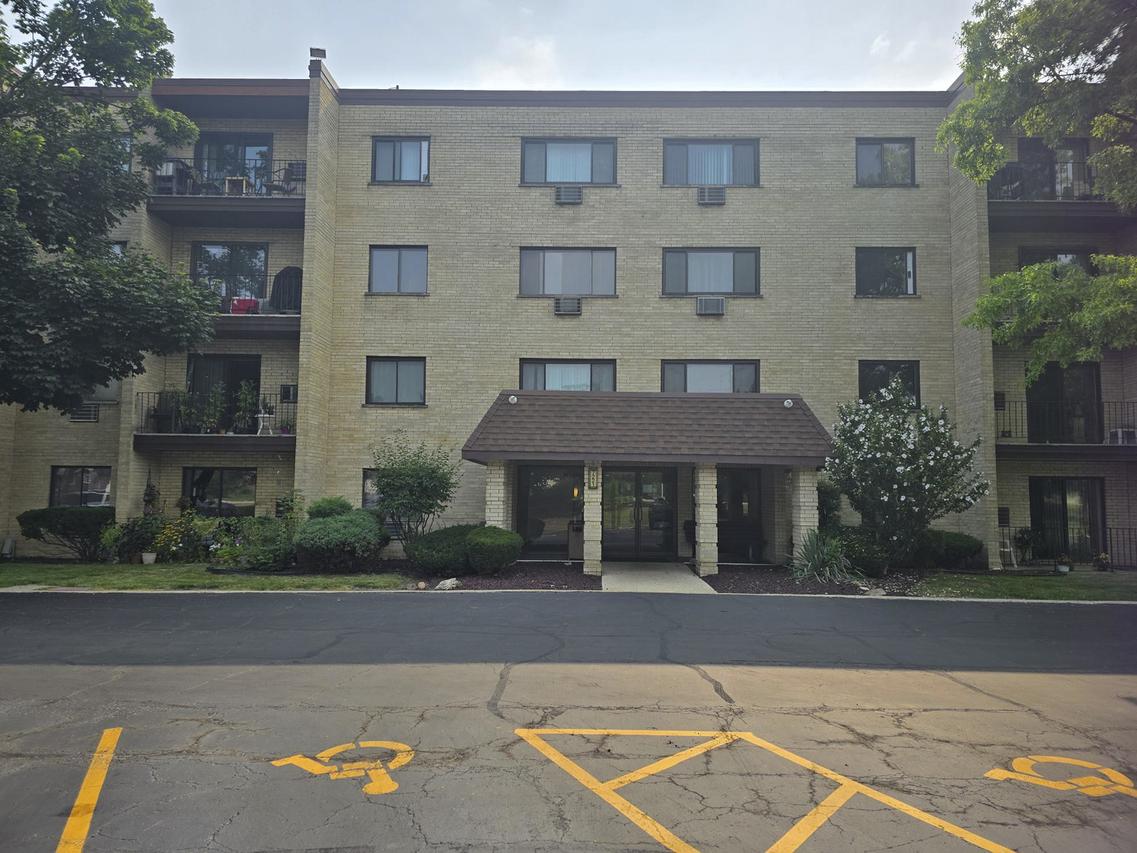 7221 Wolf Rd. #308b, Indian Head Park, IL 60525