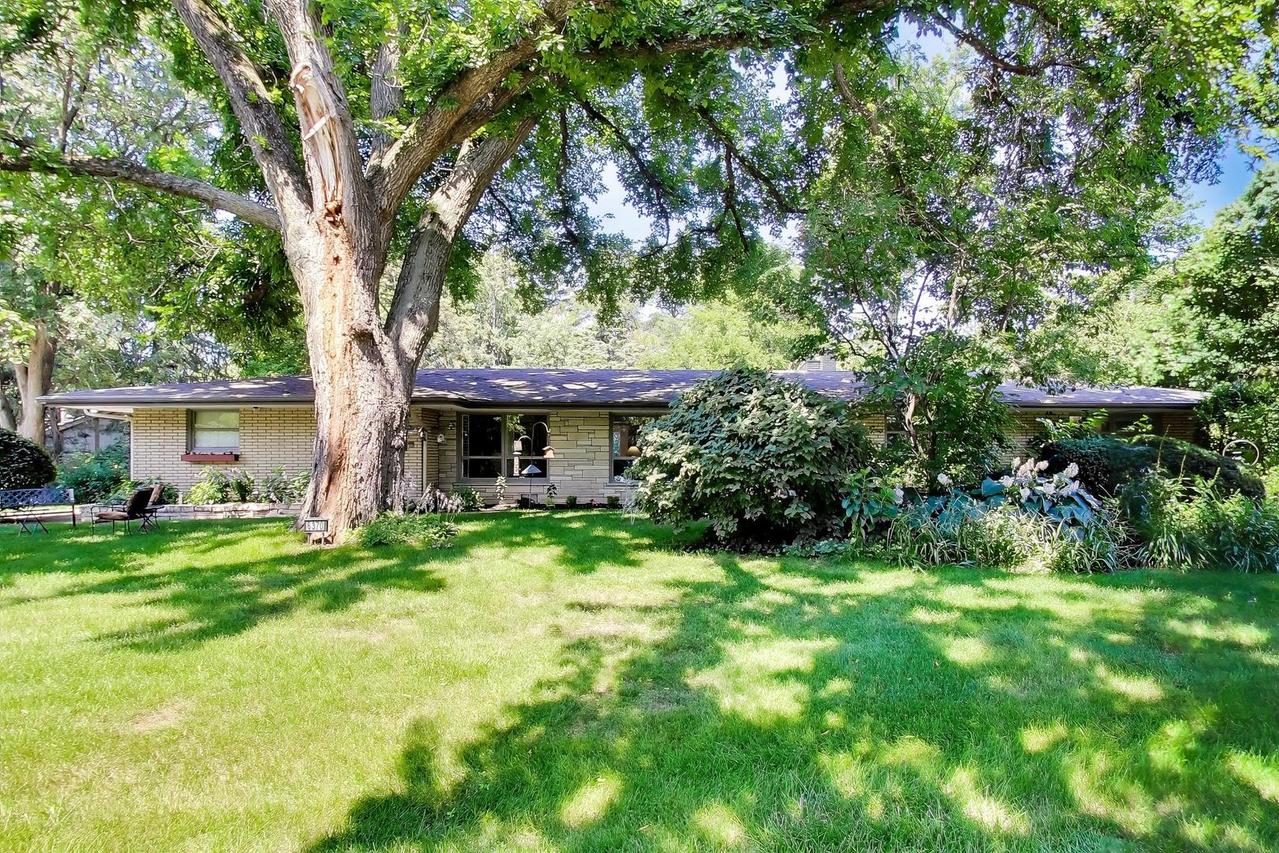6370 Pontiac Dr., Indian Head Park, IL 60525