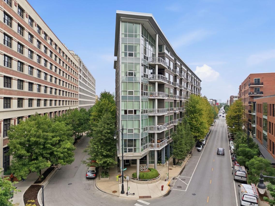 845 N Kingsbury St. #208, Chicago, IL 60610