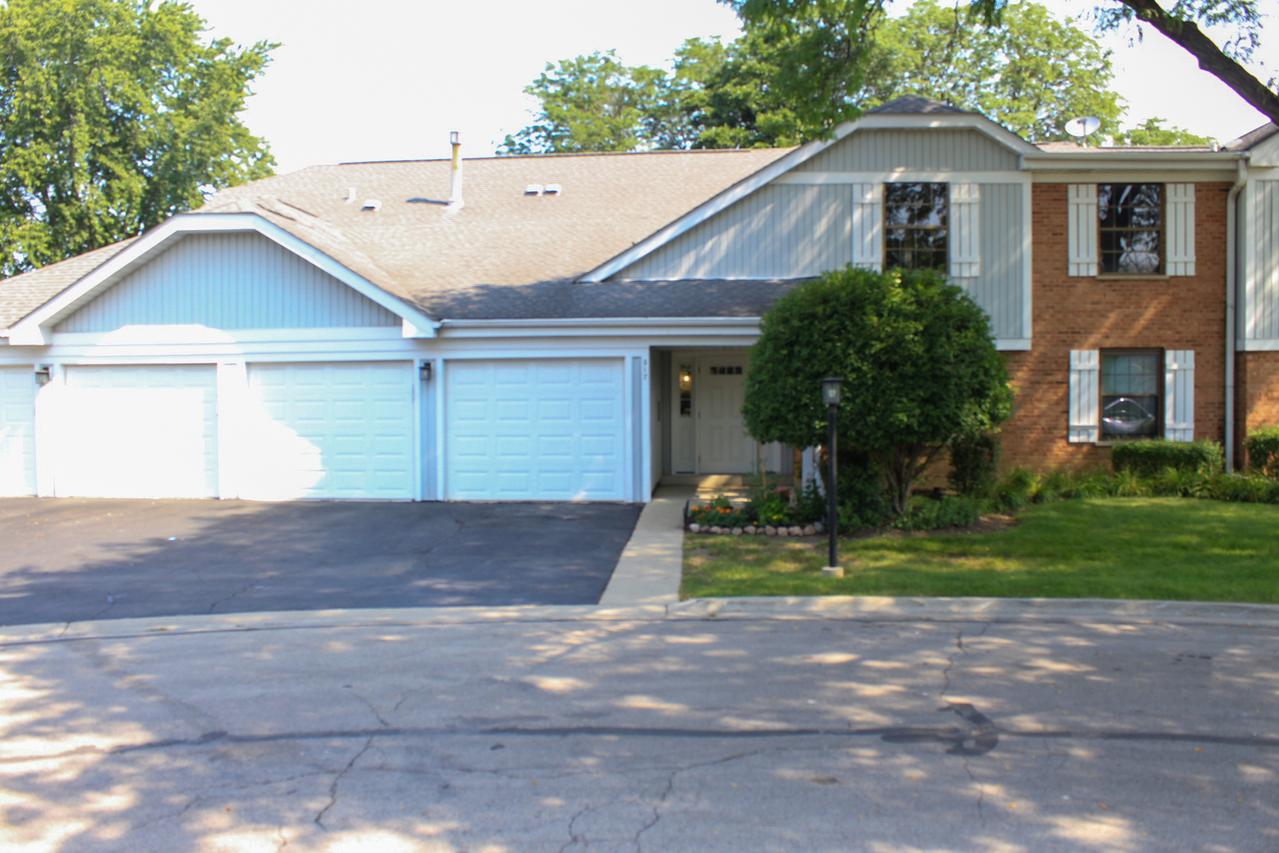317 Woodbury Ct. #B2, Schaumburg, IL 60193