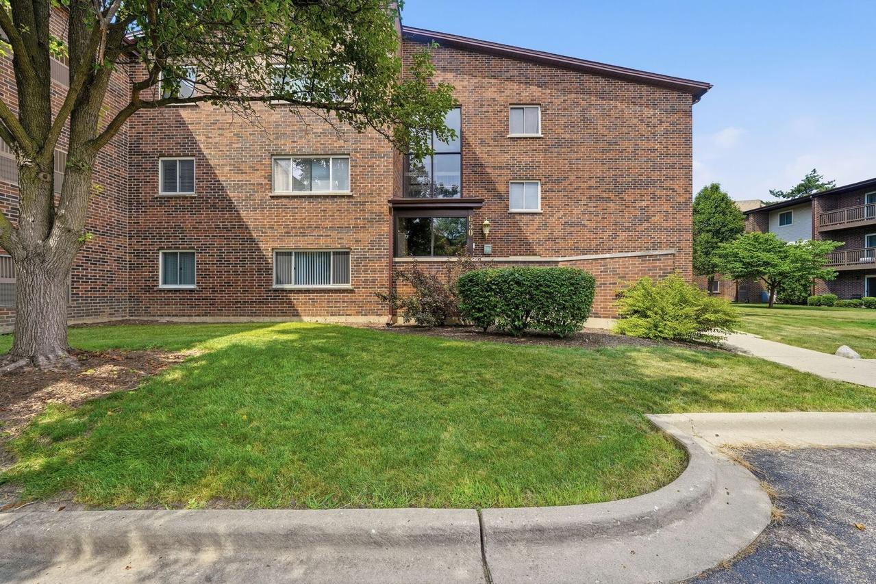 650 Perrie Dr. #303, Elk Grove Village, IL 60007