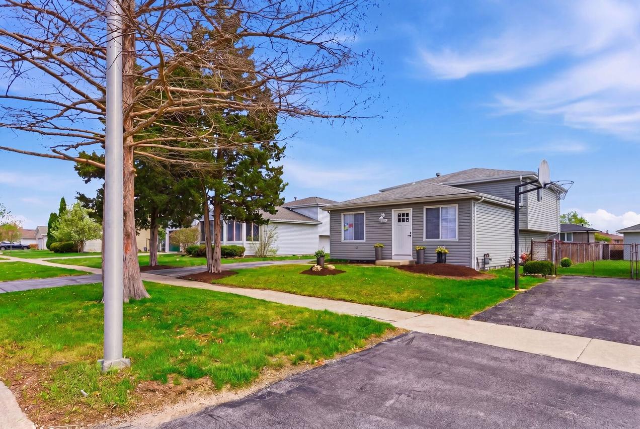 16801 90th Ave., Orland Hills, IL 60487