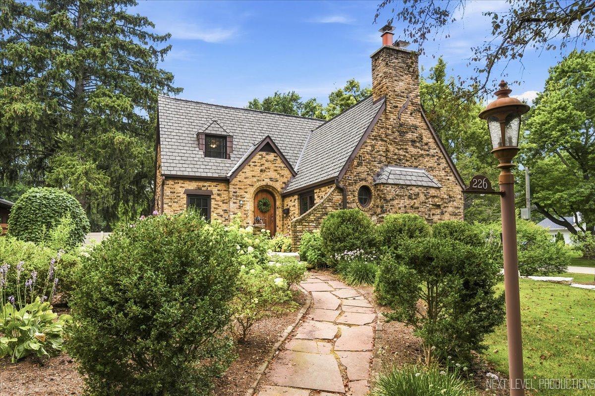 226 Grant Ave., Geneva, IL 60134
