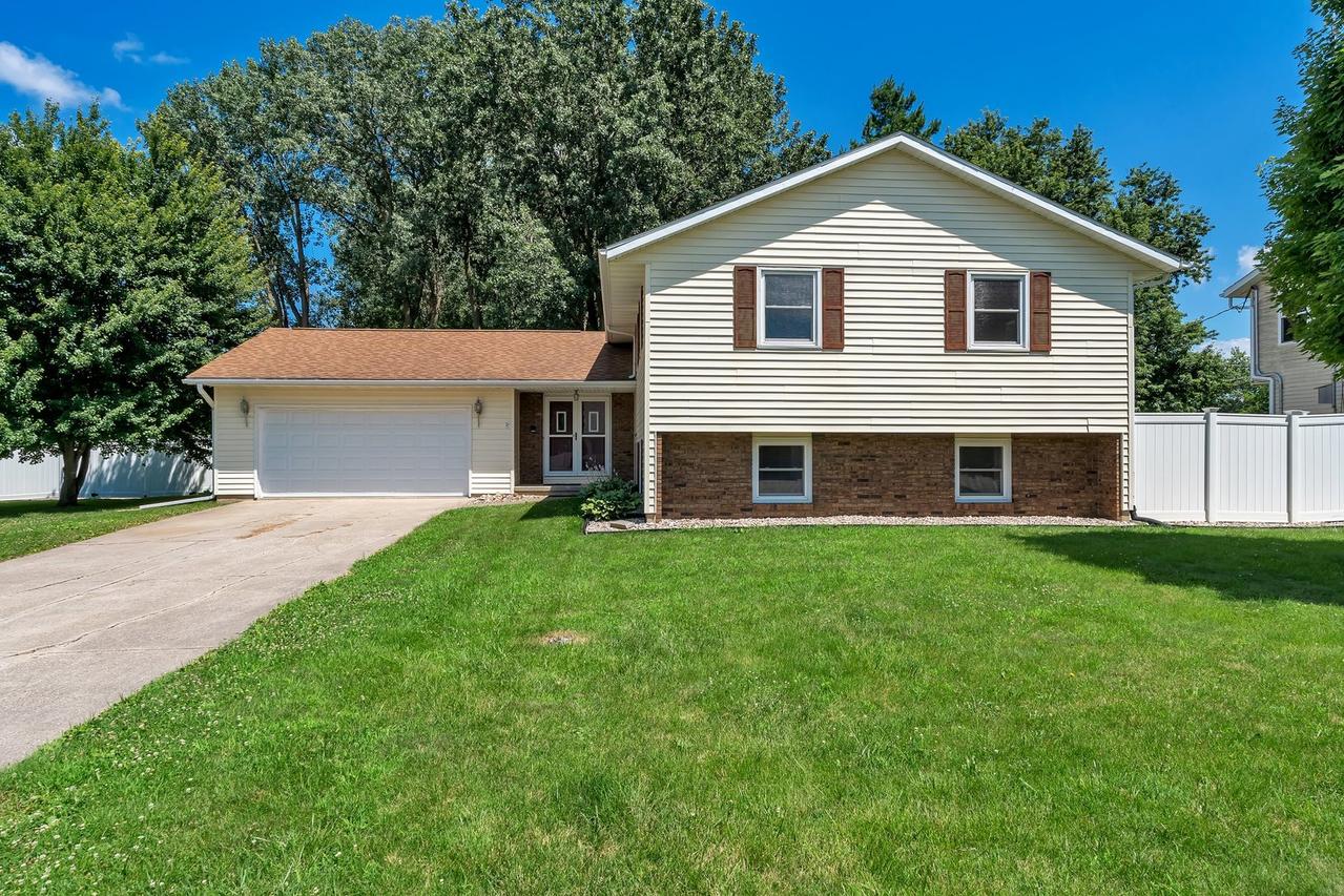 76 Lynwood Ave., Geneseo, IL 61254