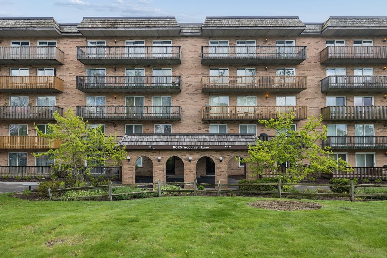 8025 Woodglen Ln. #403, Downers Grove, IL 60516