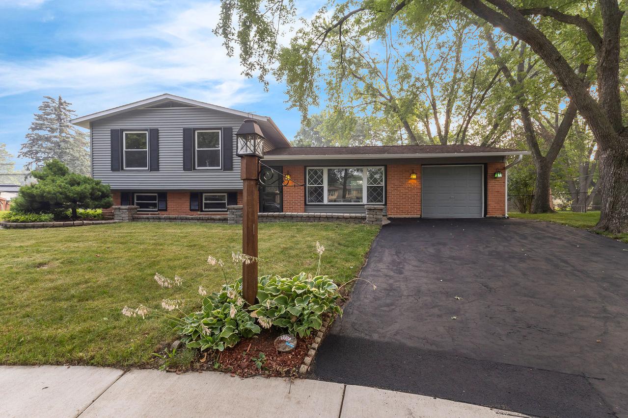 7979 Huntington Cir., Hanover Park, IL 60133
