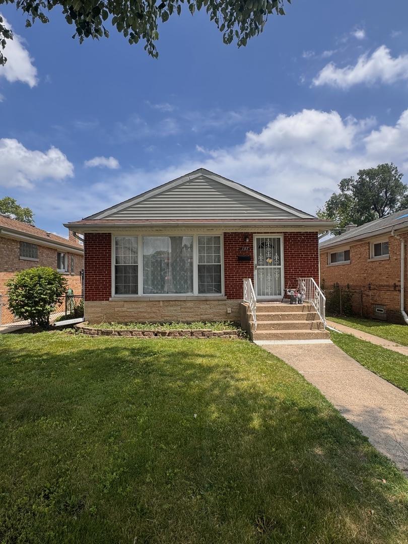 137 Linden Ave., Bellwood, IL 60104