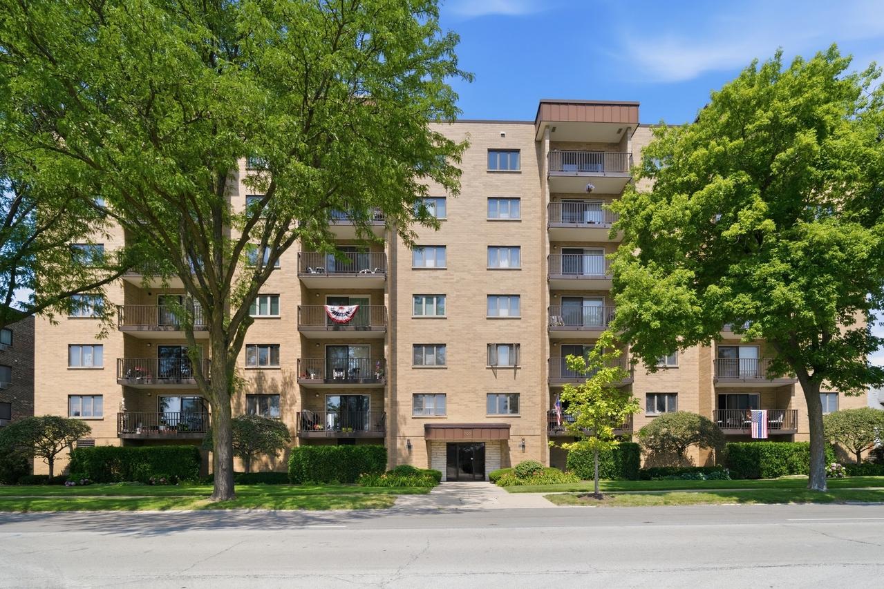 700 Graceland Ave. #708, Des Plaines, IL 60016