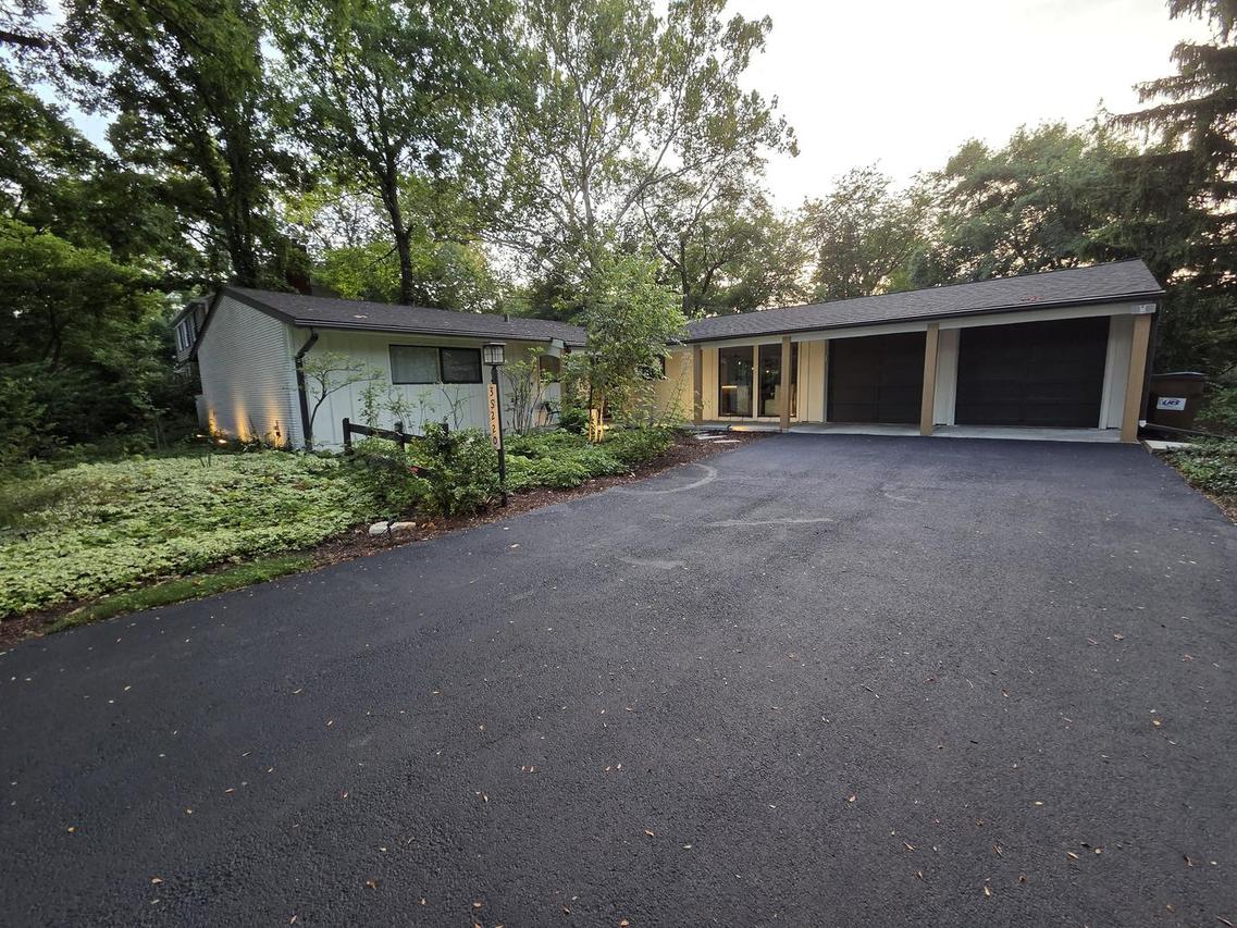 3S220 S Blackcherry Ln., Glen Ellyn, IL 60137