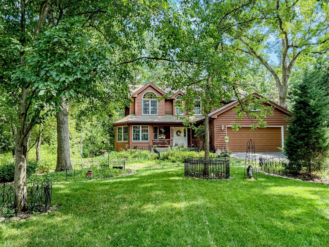 446 Roslyn Rd., East Dundee, IL 60118