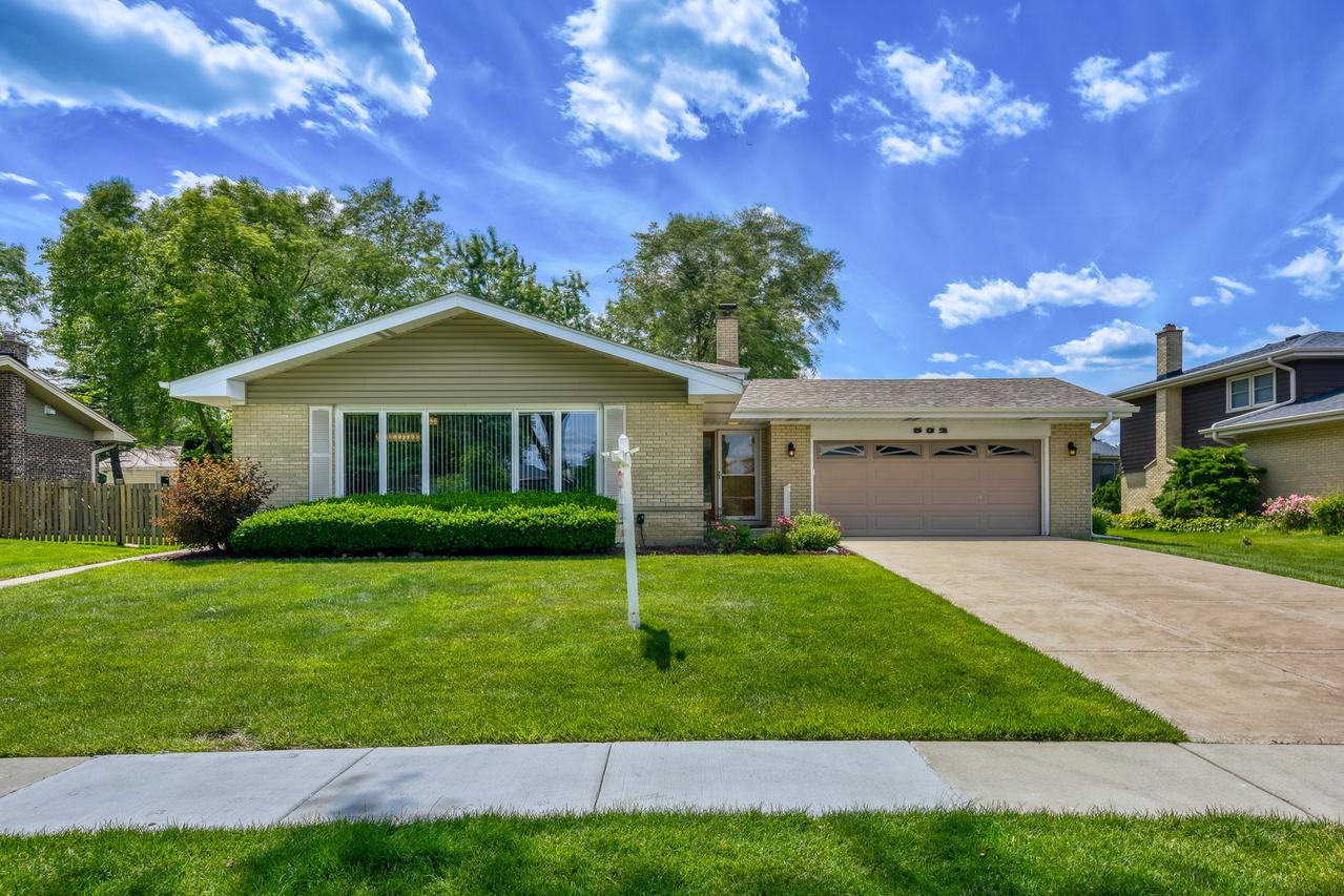 532 Summit Dr., Schaumburg, IL 60193