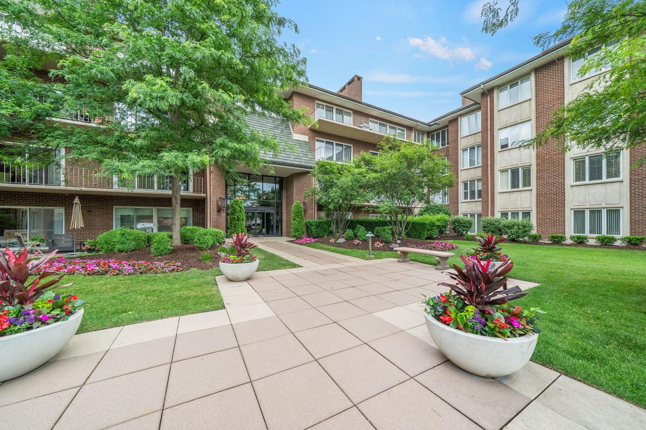 5 Oak Brook Club Dr. #P1N, Oak Brook, IL 60523