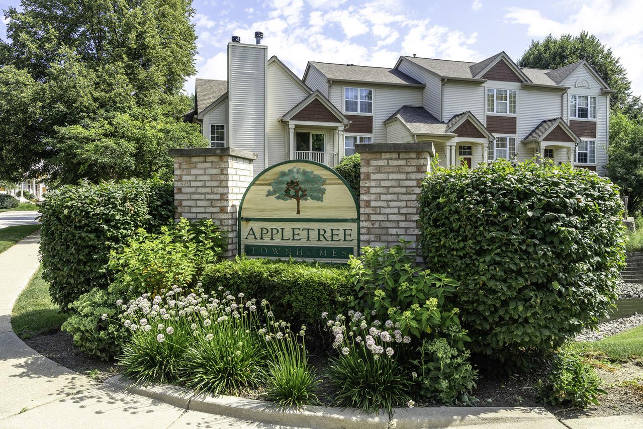1645 Apple Tree Ln., West Chicago, IL 60185