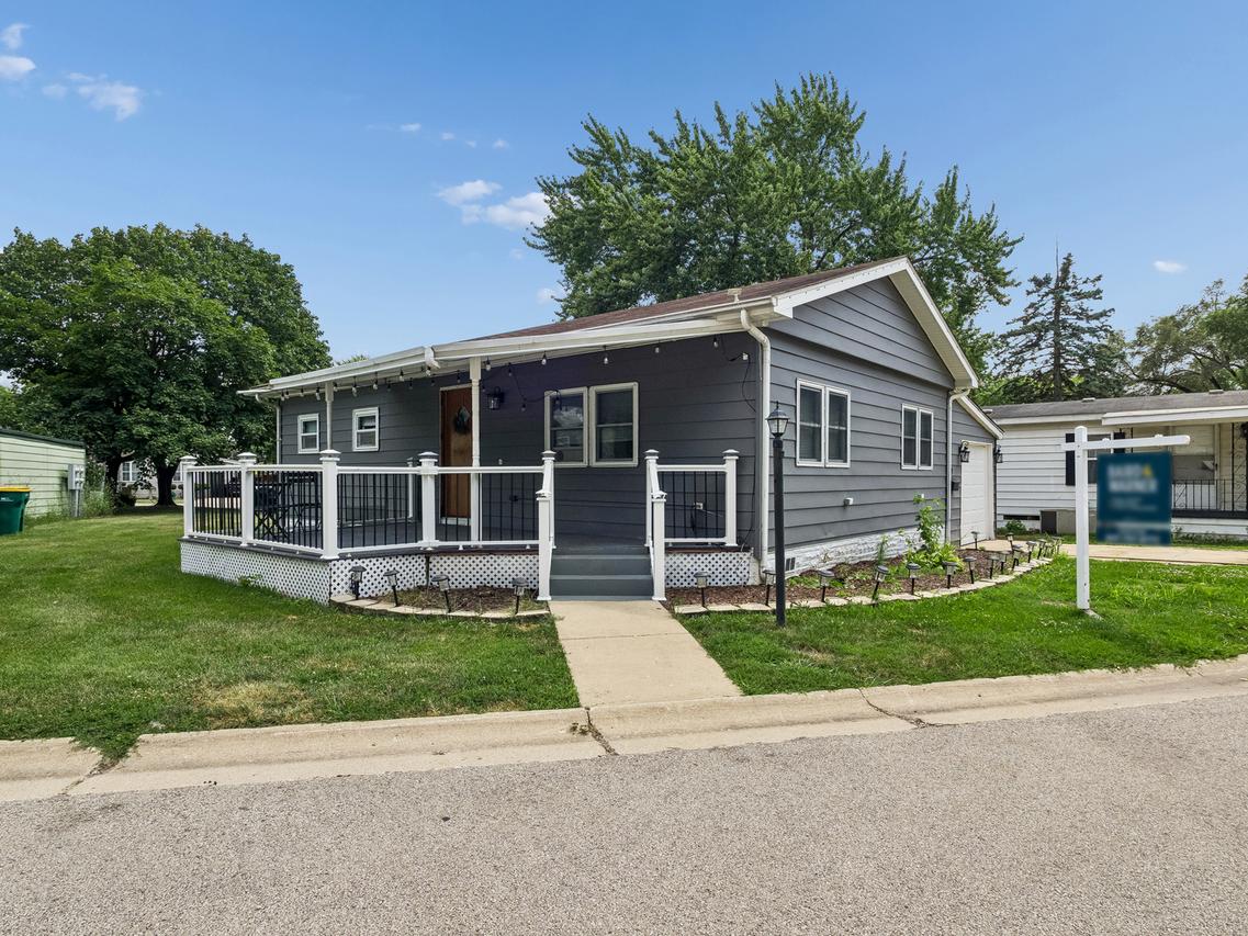 209 Melbrooke Rd., Elgin, IL 60123