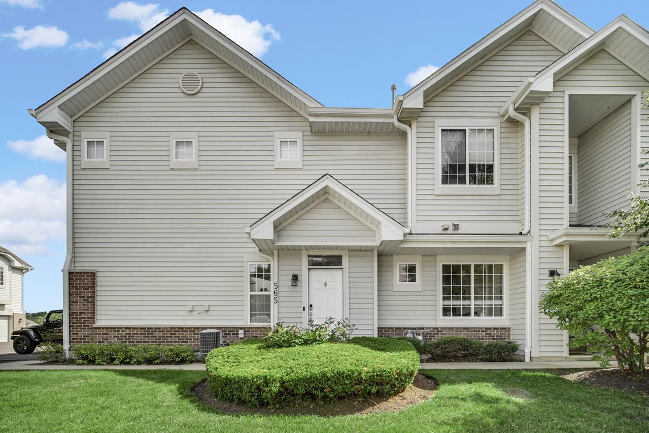 565 Blue Springs Dr., Fox Lake, IL 60020