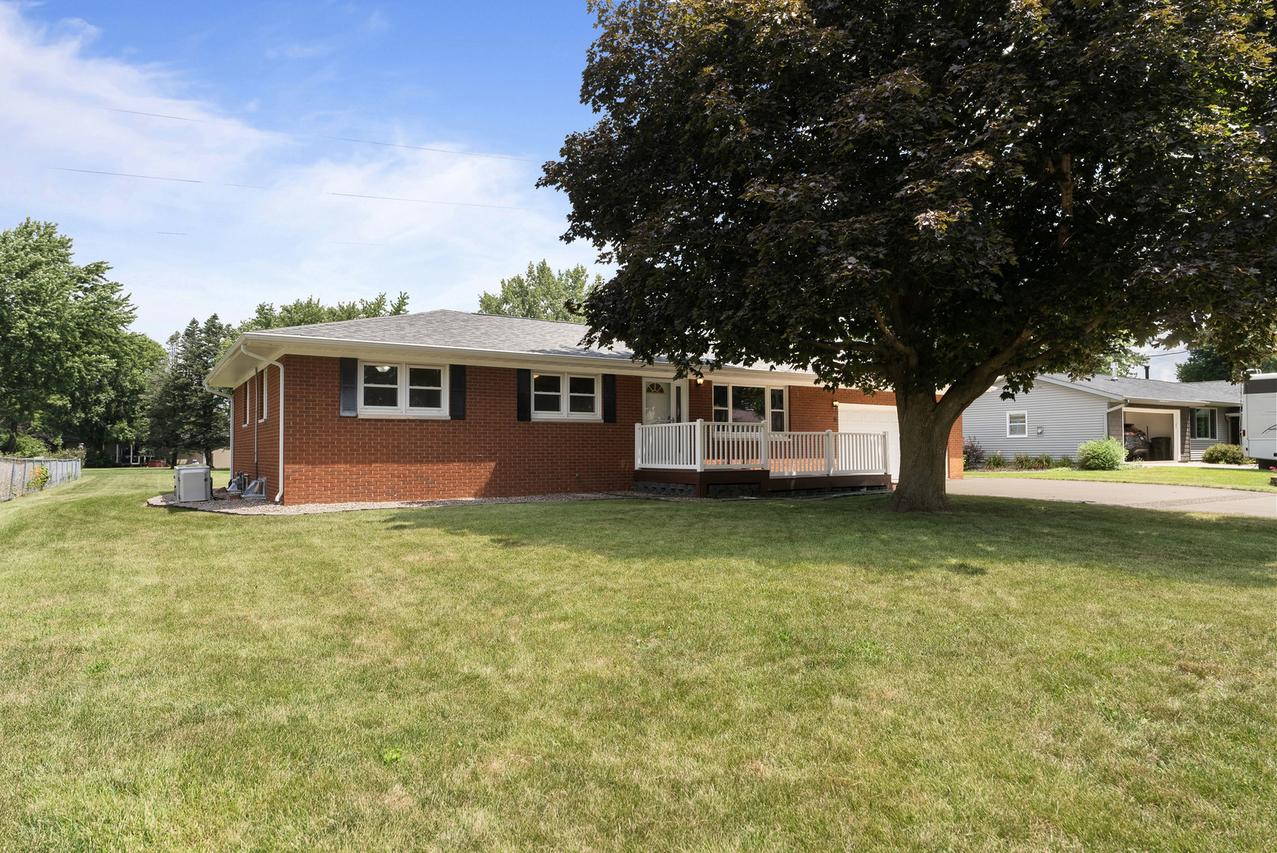 58 Douglas Dr., Coal Valley, IL 61240