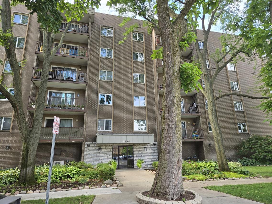 1365 Ashland Ave. #204, Des Plaines, IL 60016
