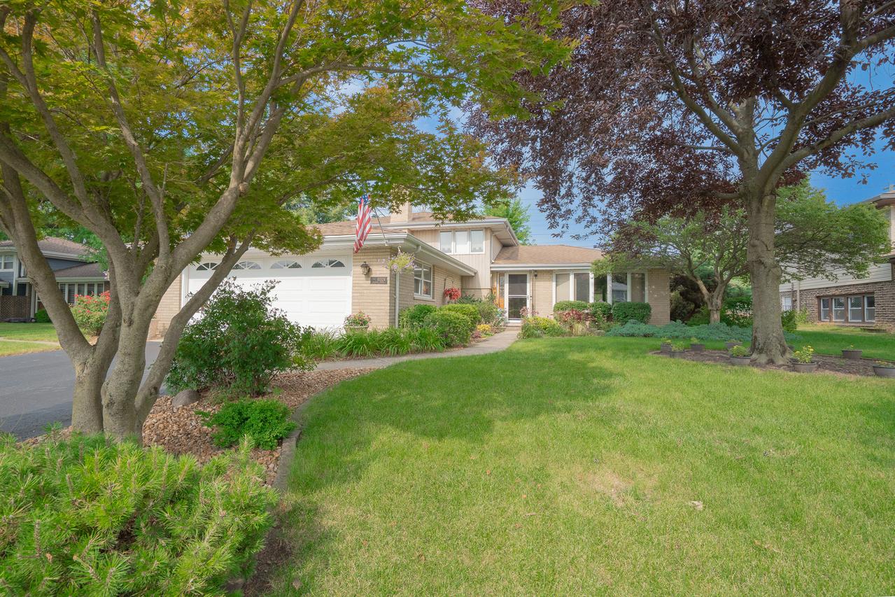 10524 S Michael Dr., Palos Hills, IL 60465