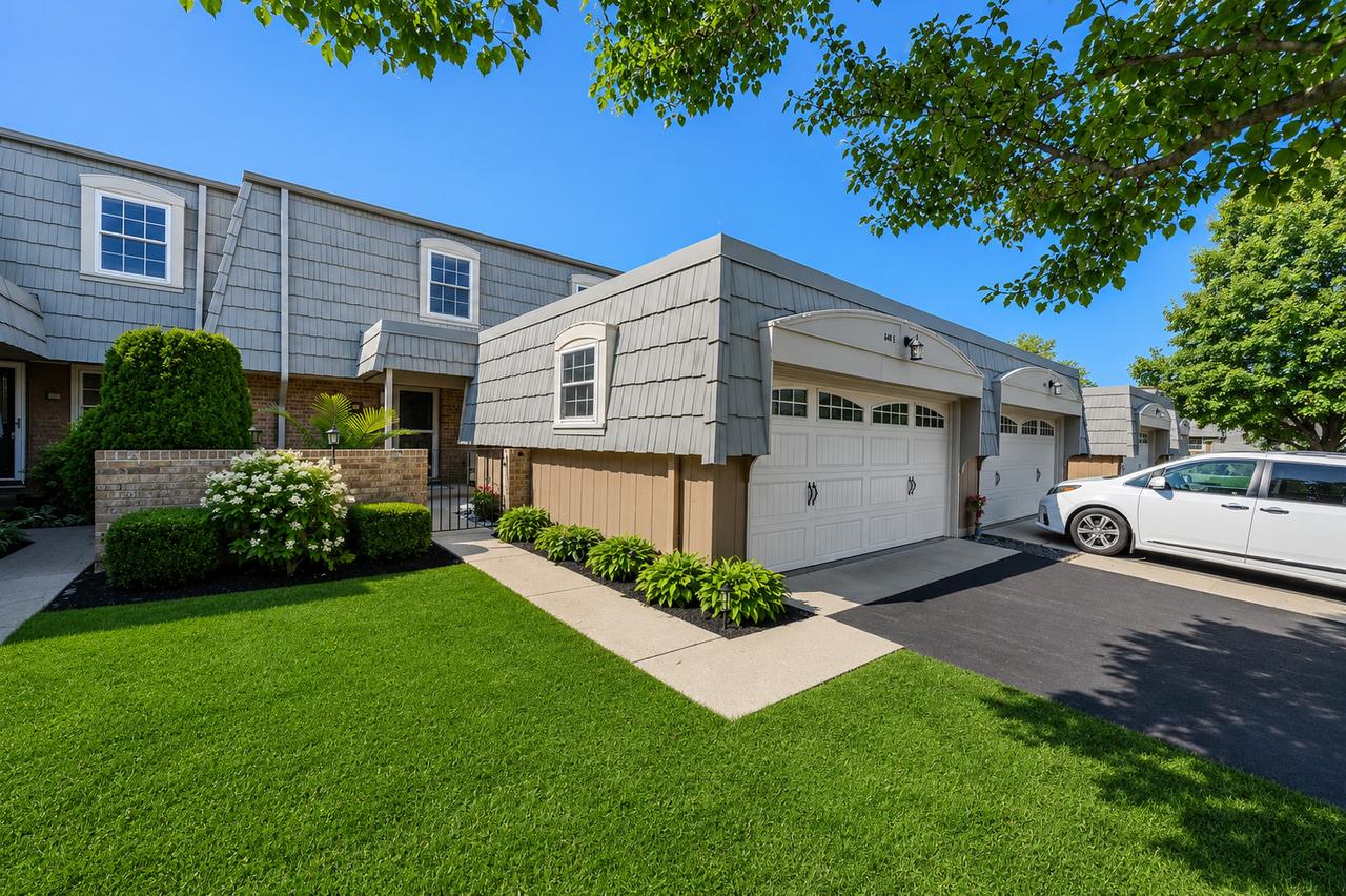 660 Versailles Cir. #E, Elk Grove Village, IL 60007