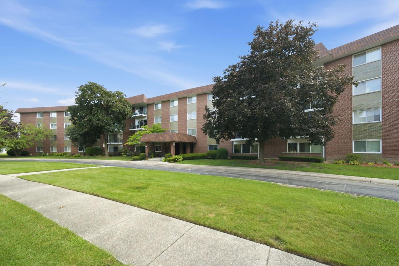 1025 S Fernandez Ave. #2B, Arlington Heights, IL 60005