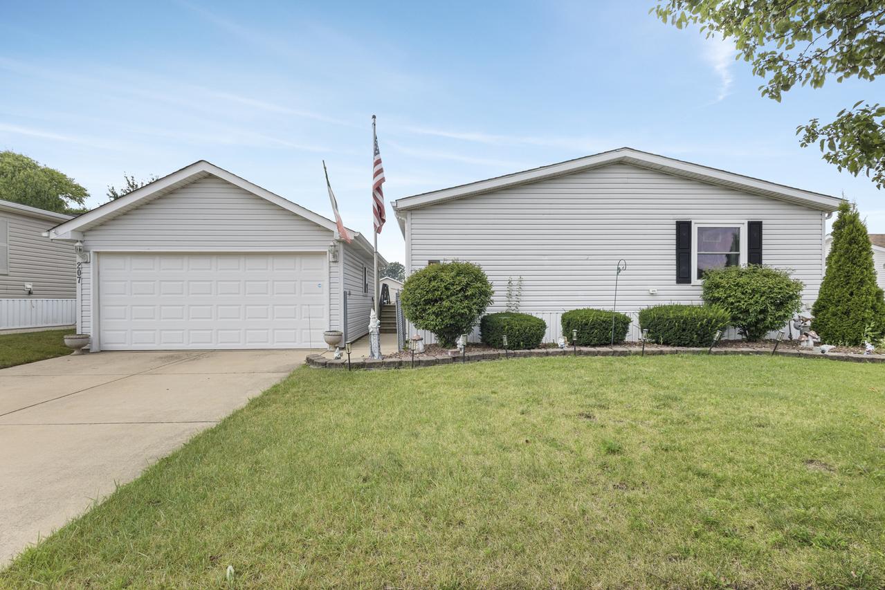 207 Begonia Dr., Matteson, IL 60443