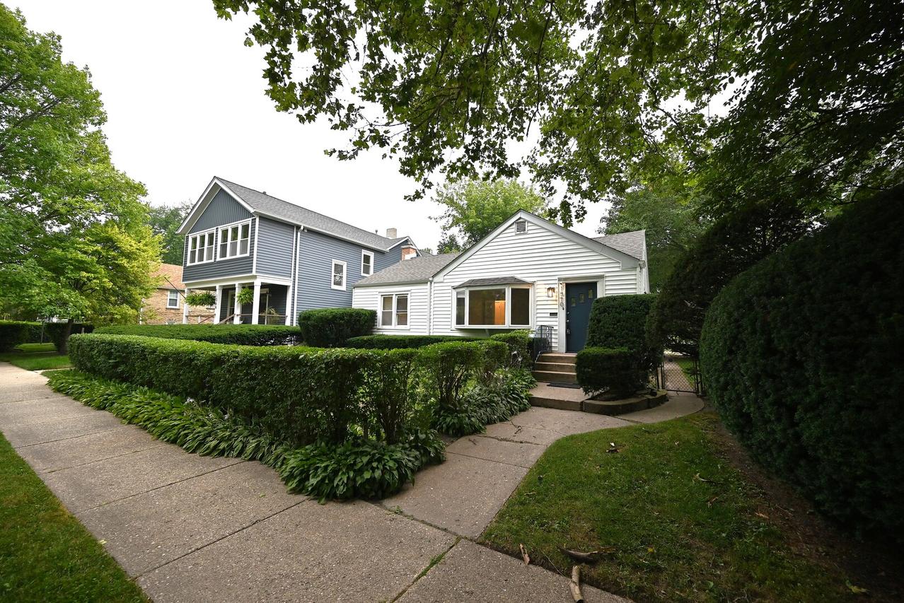 1570 Dewey Ave., Evanston, IL 60201