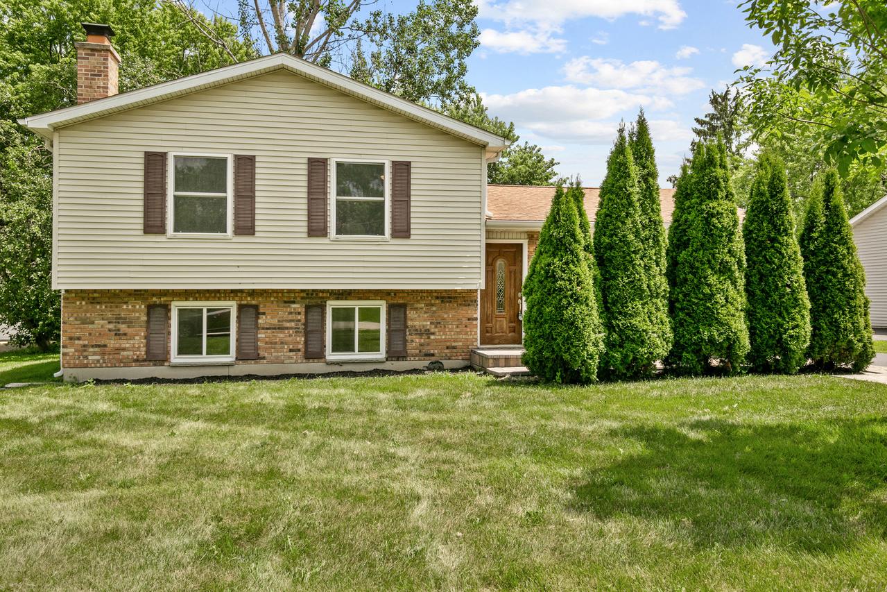 219 Countryside Ln., Lindenhurst, IL 60046