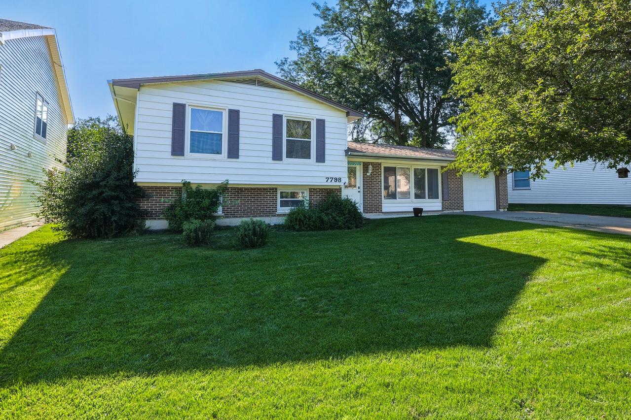 7798 Asbury Cir., Hanover Park, IL 60133