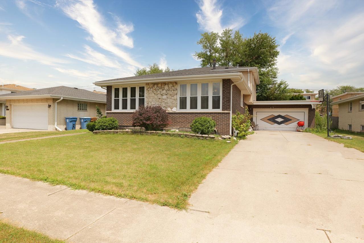 10313 S Karlov Ave., Oak Lawn, IL 60453