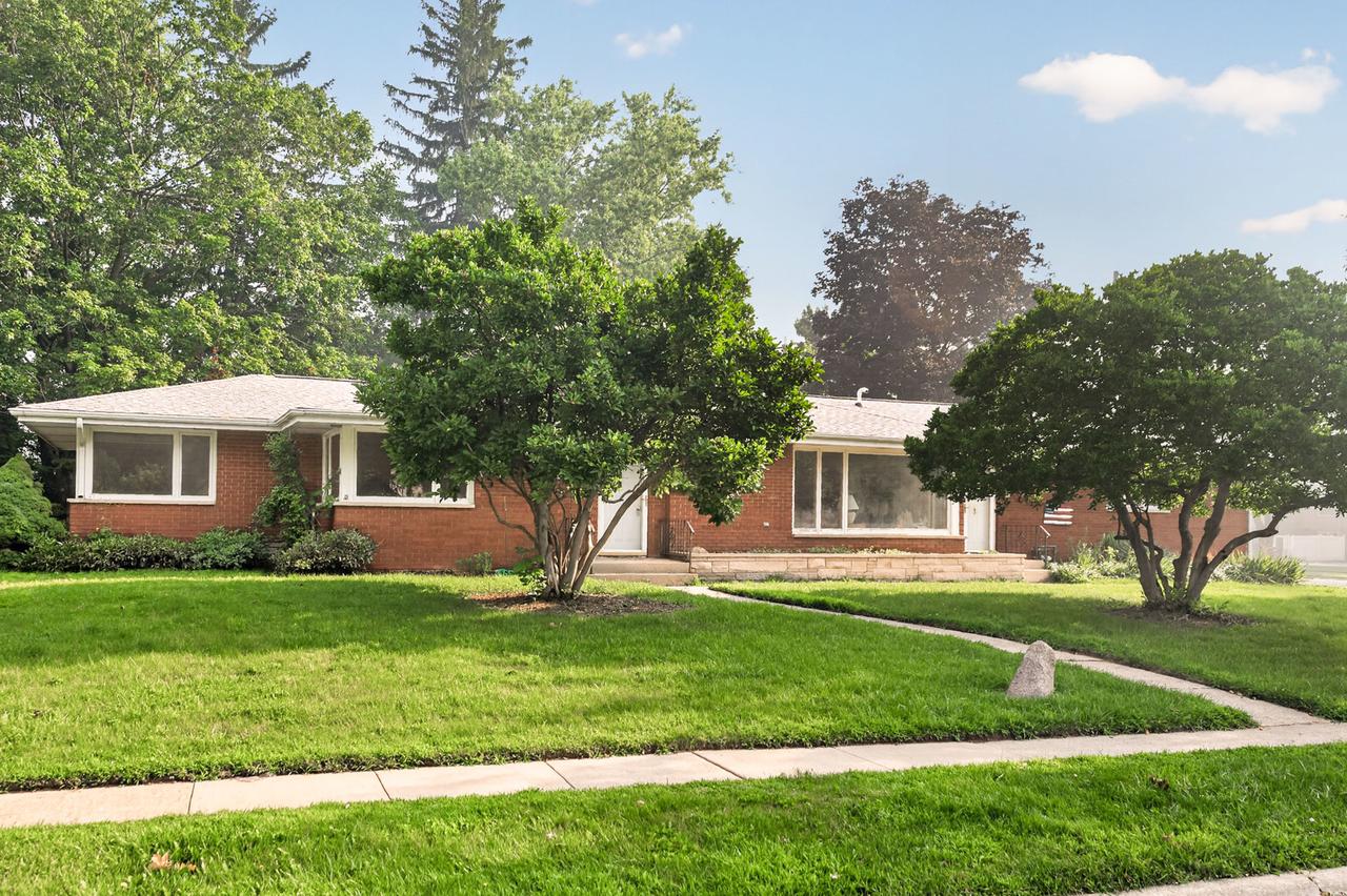 1111 Loren Dr., Dekalb, IL 60115
