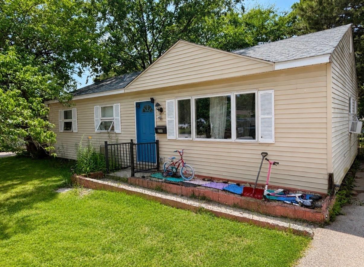 205 Caddy Ave., Carpentersville, IL 60110