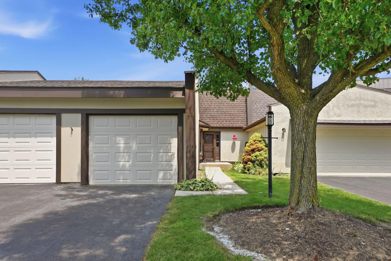 221 Cascade Dr., Indian Head Park, IL 60525