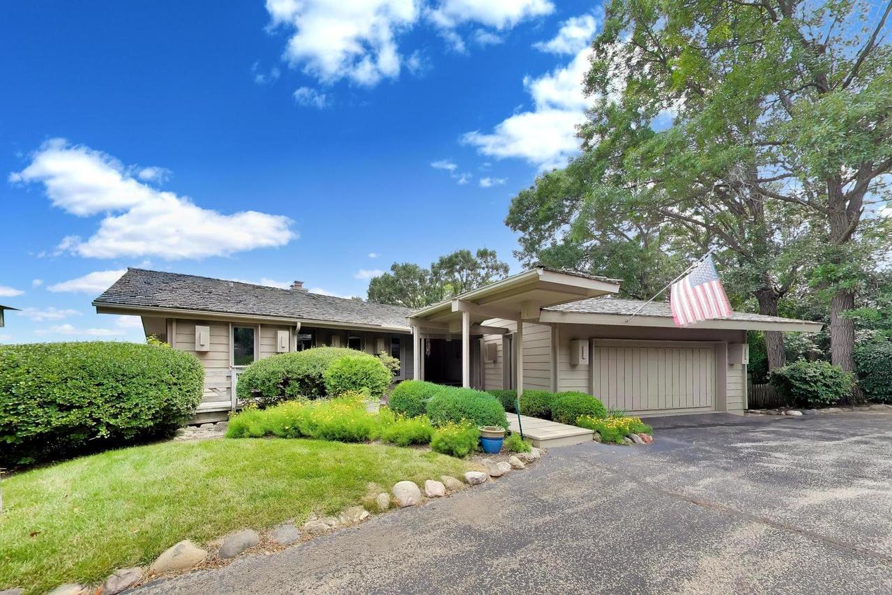 24283 N Grandview Dr., Lake Barrington, IL 60010