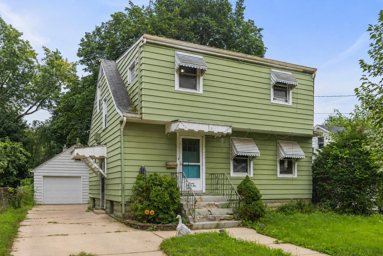 732 Bangs St., Aurora, IL 60505