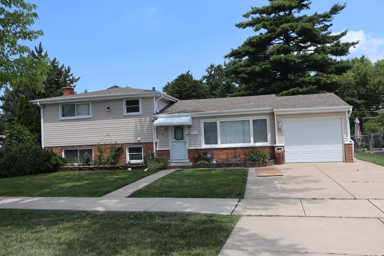 182 Roxbury Ln., Des Plaines, IL 60018