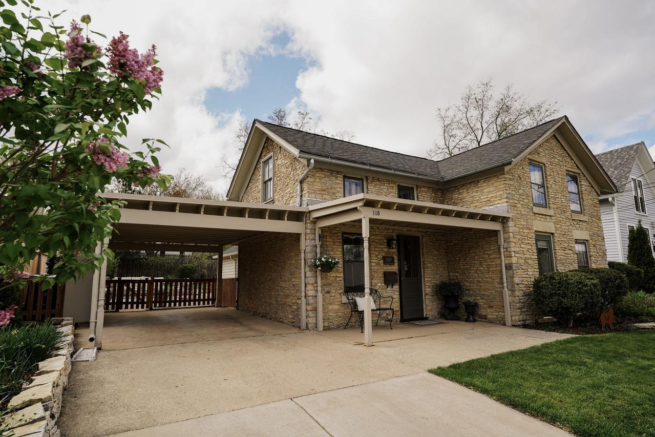 118 S River Ln., Geneva, IL 60134