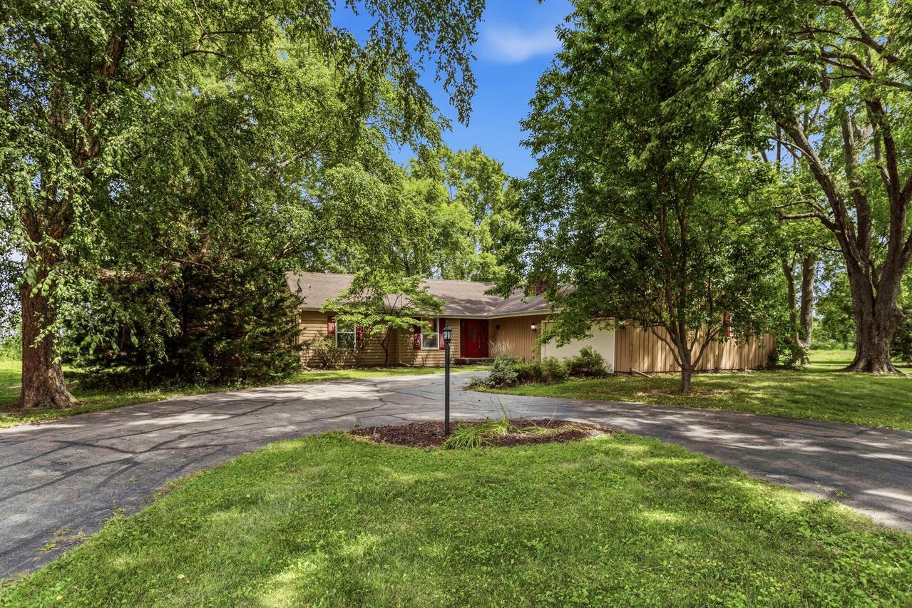 147 Woodlake Rd., Seymour, IL 61875