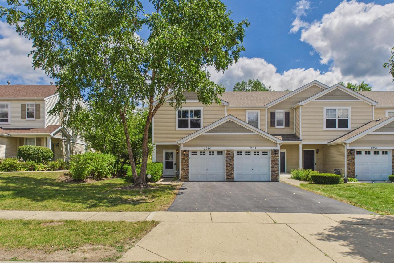 2254 Flagstone Ln., Carpentersville, IL 60110
