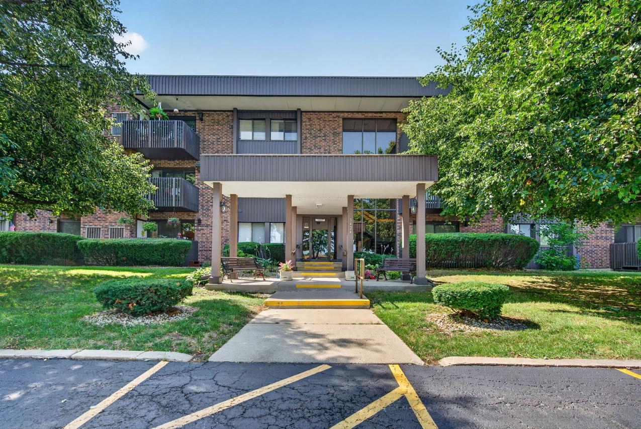 1424 Woodbridge Rd. #1H, Joliet, IL 60436