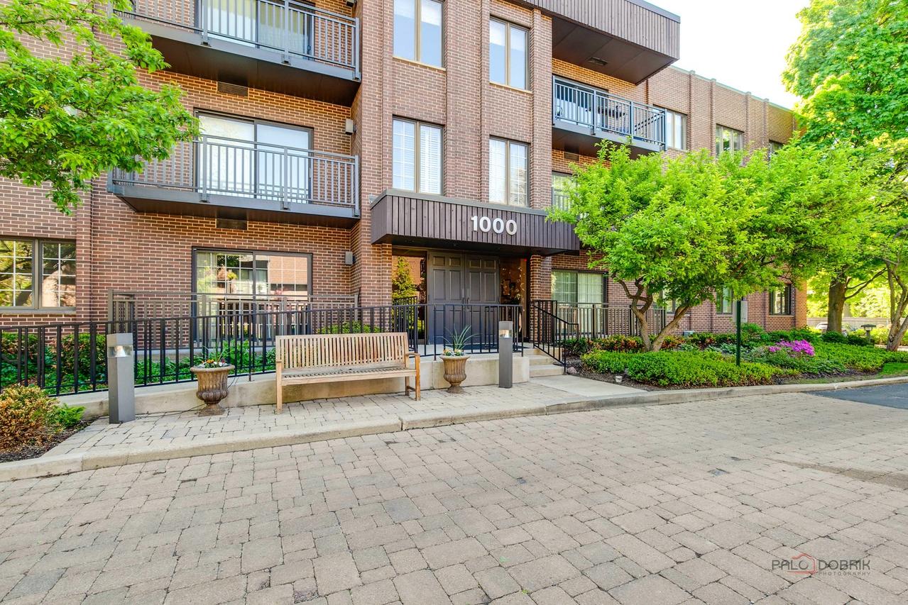 1000 Deerfield Rd. #303, Highland Park, IL 60035