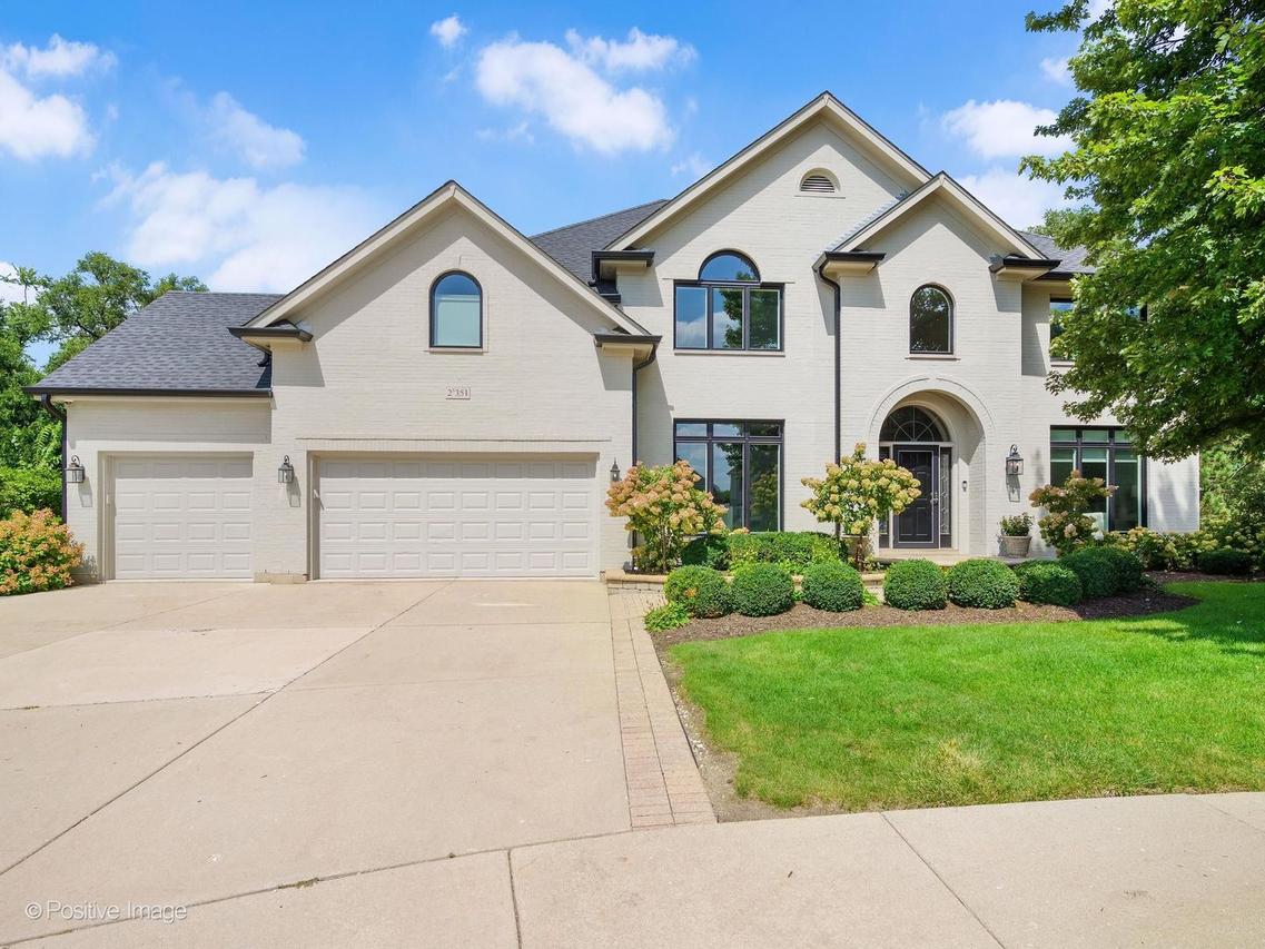 2S351 Chaucer Ct., Glen Ellyn, IL 60137