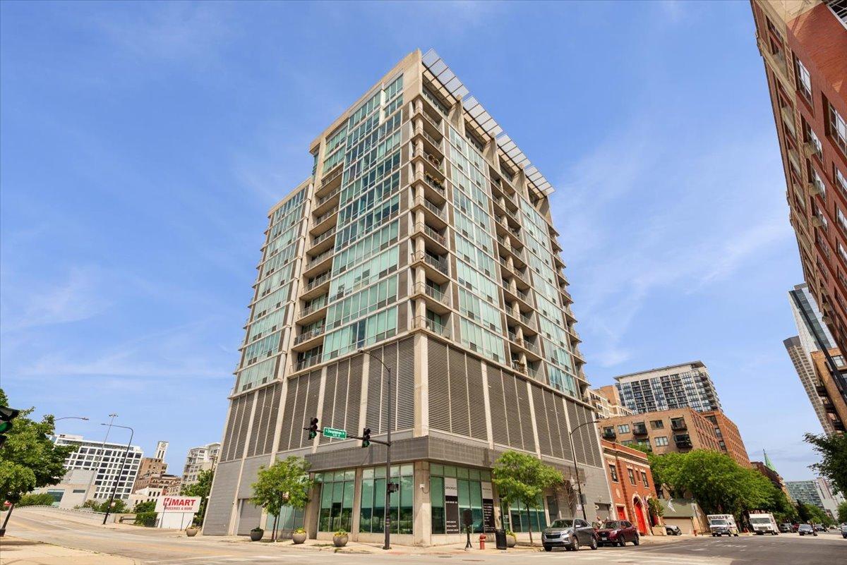 700 W Van Buren St. #1305, Chicago, IL 60607