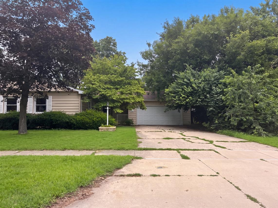912 Hollycrest Dr., Champaign, IL 61821