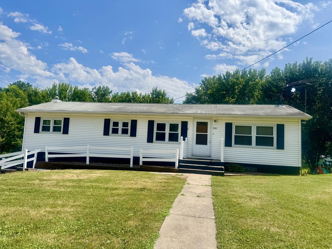604 Edgington St., Reynolds, IL 61279
