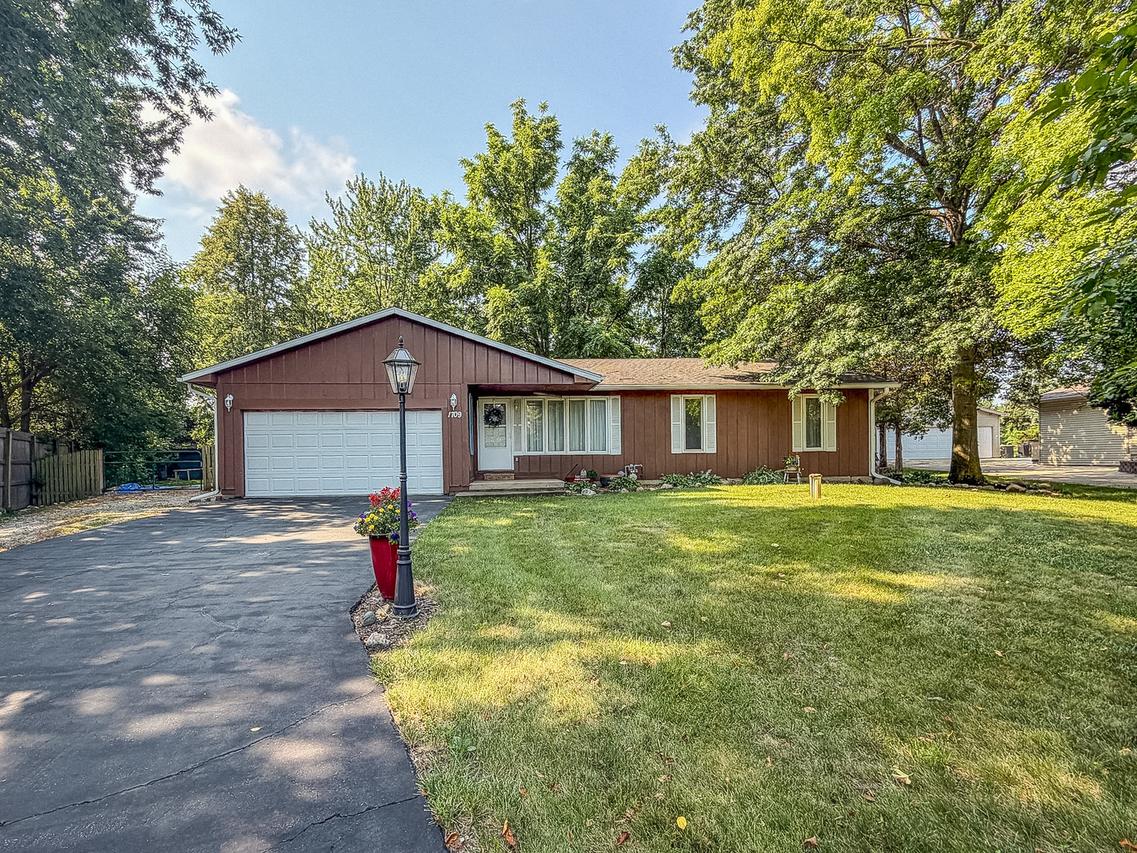 1709 W South Shore Dr., Mahomet, IL 61853
