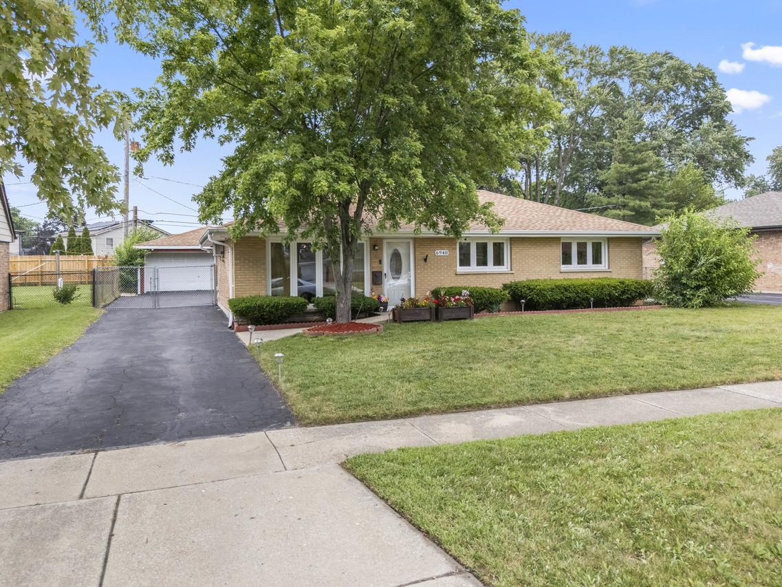 6940 Olympic Dr., Bridgeview, IL 60455